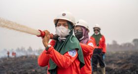 Des femmes pompiers contre les incendies