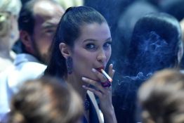 Mode, cinéma, musique... Le retour du tabac «glamour» inquiète