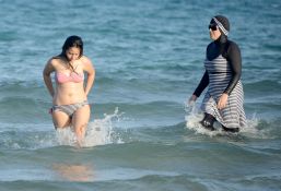Syrie: les femmes devront porter le burkini ou des vêtements couvrants sur les plages publiques