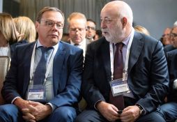 L'UE épargne deux oligarques russes, mais sauve in extremis ses sanctions contre Moscou