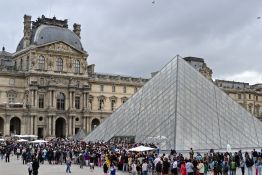 Le vol du Louvre est «une blessure immense» pour la patronne du musée