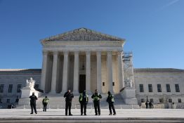 Trump fustige une décision «horrible» de la Cour suprême sur le vote par correspondance