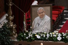 Être un « serviteur du monde » : les défis du successeur du pape François