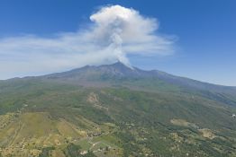 Italie: l'Etna crache un énorme panache de cendres et de gaz