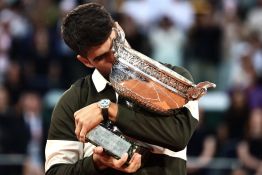 Au bout du suspense, Alcaraz renverse Sinner pour s'offrir un 2e Roland-Garros d'affilée