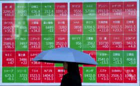 Accord Iran/États-Unis: le pétrole dégringole, les Bourses s'envolent en Asie