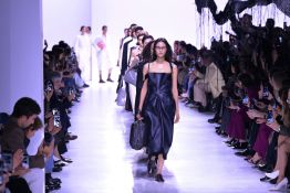 Bottega Veneta dévoile une élégance hardie et fonctionnelle à Milan