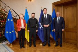 Guerre en Ukraine: entre pressions américaines, inquiétudes européennes et pari politique de Zelensky