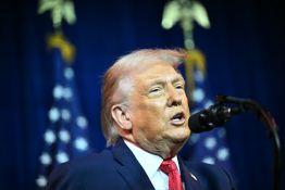 Trump annonce que les États-Unis vont «commencer des frappes au sol» contre les cartels de drogue 