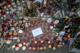 Crans-Montana : fleurs et bougies en hommage aux victimes