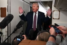 Trump dit vouloir se rendre au Venezuela, continue de lever l'embargo pétrolier