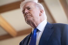Donald Trump menace de poursuites l'animateur des Grammy Awards