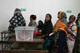 Législatives au Bangladesh: les favoris battent le rappel de leurs partisans