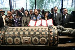 Restitution historique: la France rend le tambour parleur Djidji Ayôkwé à Abidjan