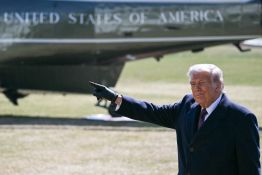 Menaces, négociations, frappes: l’escalade de Trump contre Téhéran