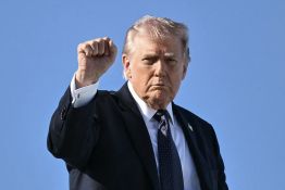 Trump applaudit la destruction d'un pont en Iran, appelle Téhéran à conclure un accord