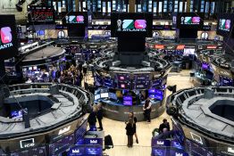 Le dollar monte encore, les monnaies européennes malmenées
