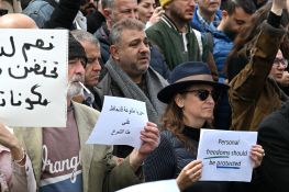 Des centaines de Syriens manifestent contre les restrictions à la vente d'alcool