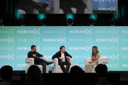 Révolution du travail avec l'IA: faut-il «arrêter d'embaucher des humains»?