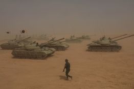 En plein désert, une démonstration de force de l'Armée nationale libyenne commandée par Haftar