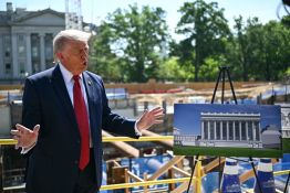 Trump fait visiter le chantier de la future salle de bal de la Maison Blanche