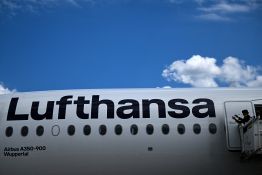 Le nez d'un Boeing de Lufthansa chute à l'aéroport de Francfort, des employés blessés