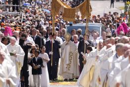 Madrid est une messe: une foule immense pour l'office du pape Léon XIV