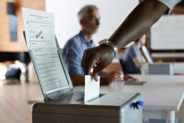 Les Suisses rejettent l'initiative anti-immigration, selon les projections