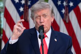 Trump de retour au gala de la presse trois mois après le chaos d'avril