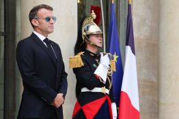 France: Emmanuel Macron réapparaît avec ses lunettes d'aviateur