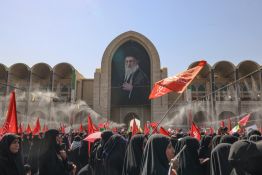 À Téhéran, grande prière pour les funérailles de Khamenei, sans son fils Mojtaba