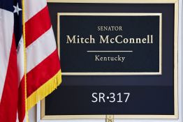 Le sénateur américain McConnell de retour au Congrès après trois mois d'absence