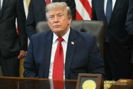 Trump renonce à son projet de taxe de 20% sur les navires passant par le détroit d'Ormuz