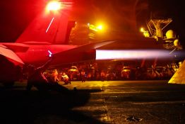 Washington enchaîne une dixième nuit de frappes et l'Iran vise des radars américains