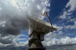 Satellites et débris en orbit : sous un ciel encombré, les experts britanniques en alerte