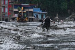 Crue dans l'Himalaya: plus de 950 morts, les secours à la recherche de milliers de disparus