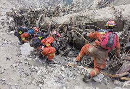 Huit jours après le «tsunami himalayen», le défi de l'aide aux sinistr