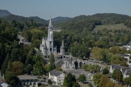 Visite du pape: derrière l'embellie des baptêmes de jeunes, une Église de France affaiblie