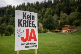 Les Suisses refusent à une large majorité de durcir leur neutralité