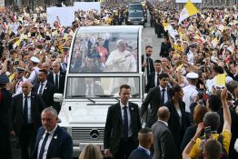 Après la messe géante, le pape Léon XIV, acclamé par une marée humaine, part pour Lourdes