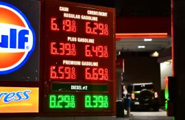 Le pétrole baisse alors que Washington pousse l'Europe à débloquer des stocks