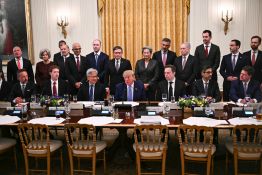 Régulation de l'IA: Trump affirme que les grands patrons de la tech ont signé un «accord contraignant sur le plan moral»