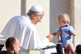 Le pape se réjouit de l'augmentation des baptêmes en France