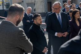 Le chancelier allemand Merz en visite en Ukraine, un pont de Kiev attaqué de nouveau