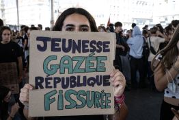 «La Gen Z se lève»: en France, des dizaines de milliers de lycéens dans la rue