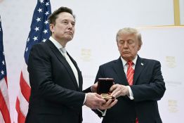 Trump décore Musk d'une médaille scientifique et le qualifie de «trésor national»
