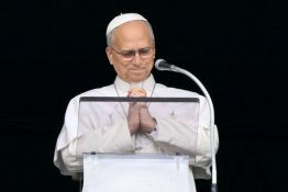 Le pape s'adresse à la foule au Vatican pour la première fois depuis son opération