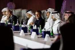 Macron atterrit à Riyad, étape surprise d'une tournée dans le Golfe