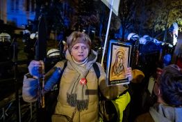 Pologne: la police bloque l'accès au Tribunal constitutionnel, au cœur d'une crise politique
