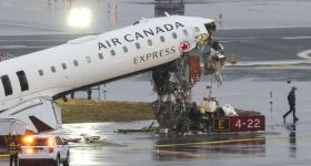 Un avion percute un véhicule de secours à LaGuardia